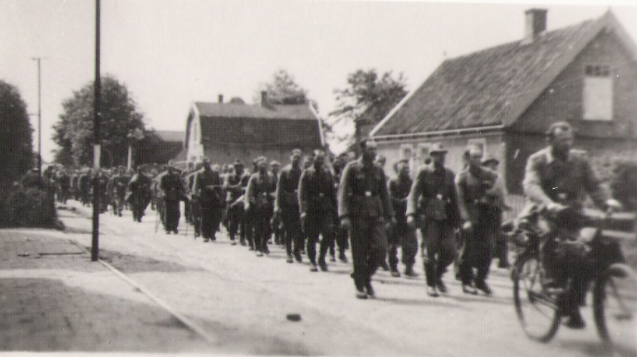 Dolle Dinsdag september 1944; Duitse troepen trekken weg door de Bakkumerstraat.